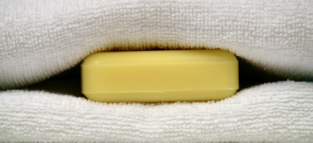 Saponetta posizionata sotto le lenzuola per allontanare insetti e migliorare il sonno.