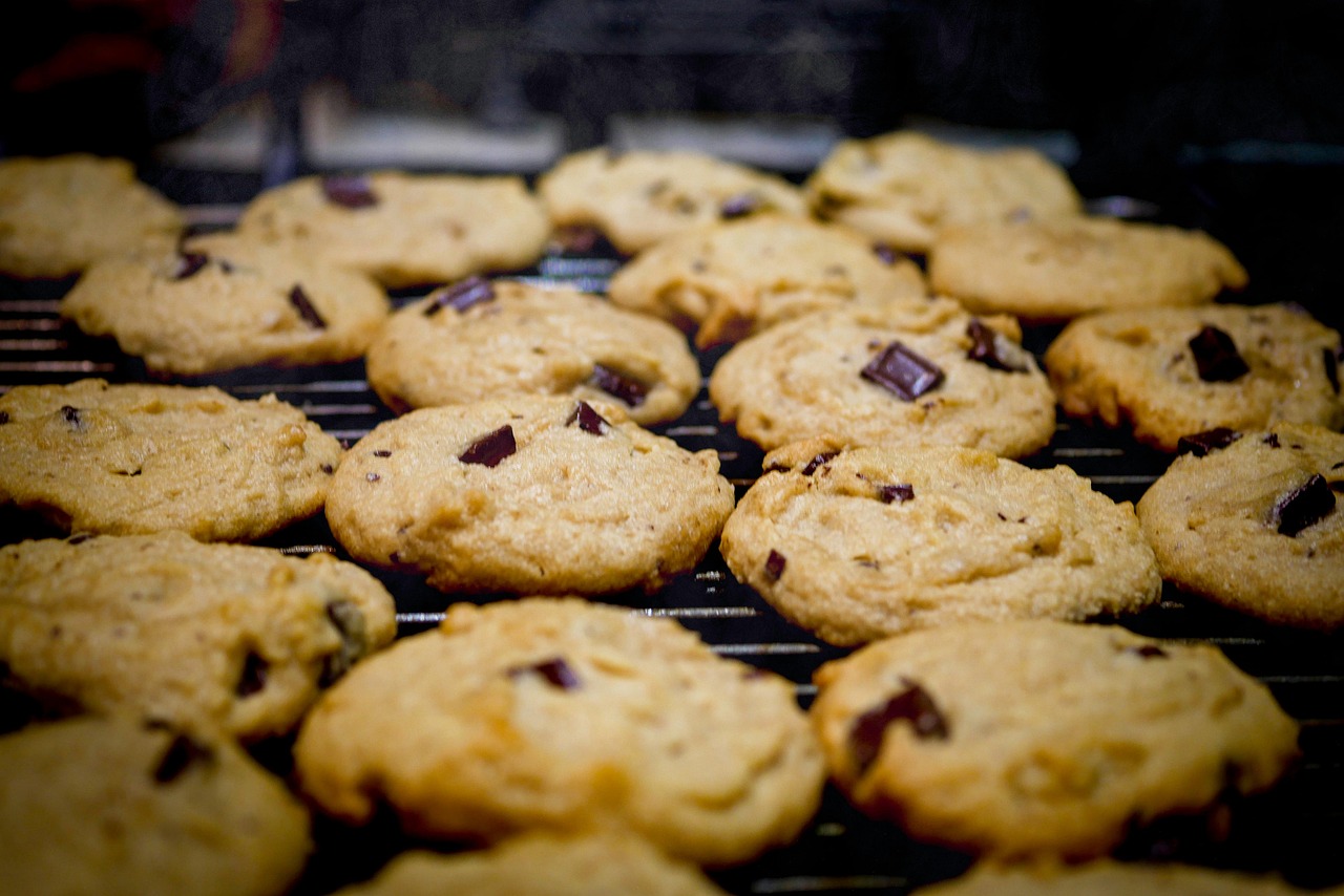 Biscotti preparati con farina debole, morbidi e fragranti, su un piatto bianco.