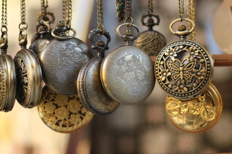 Catenine d'oro usate su un tavolo, pronte per essere valutate e vendute.