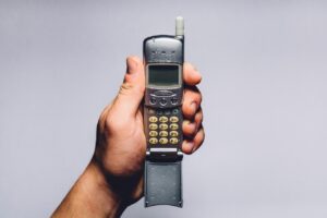 Vecchio telefono Nokia con schermo spento, simbolo di un potenziale tesoro nascosto.