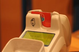 Carta d'Identità Elettronica (CIE) mostrata con simboli digitali, rappresenta un'alternativa allo SPID.