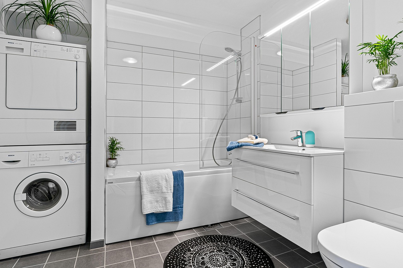 Immagine di un bagno ristrutturato con accessori per garantire l'accessibilità e il comfort.