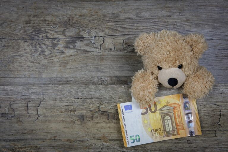 Immagine di una famiglia felice davanti a una casa, simbolo di donazione e usufrutto.