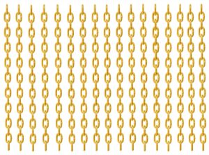 Catenine d'oro usate disposte su un tavolo per valutazione prima della vendita.