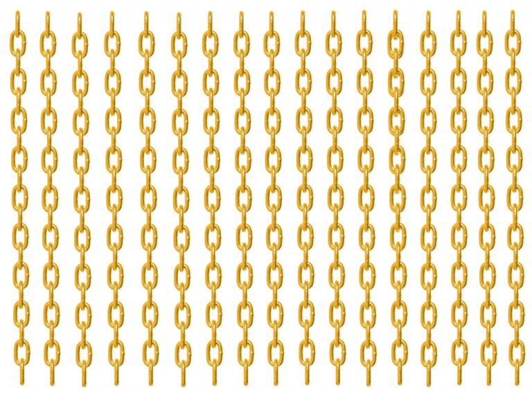 Catenine d'oro usate disposte su un tavolo per valutazione prima della vendita.