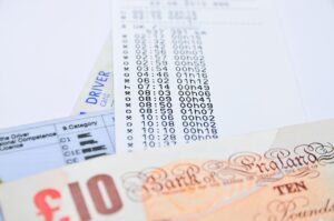 Auto parcheggiata con un avviso di multa sul parabrezza, simbolo delle multe in prescrizione.