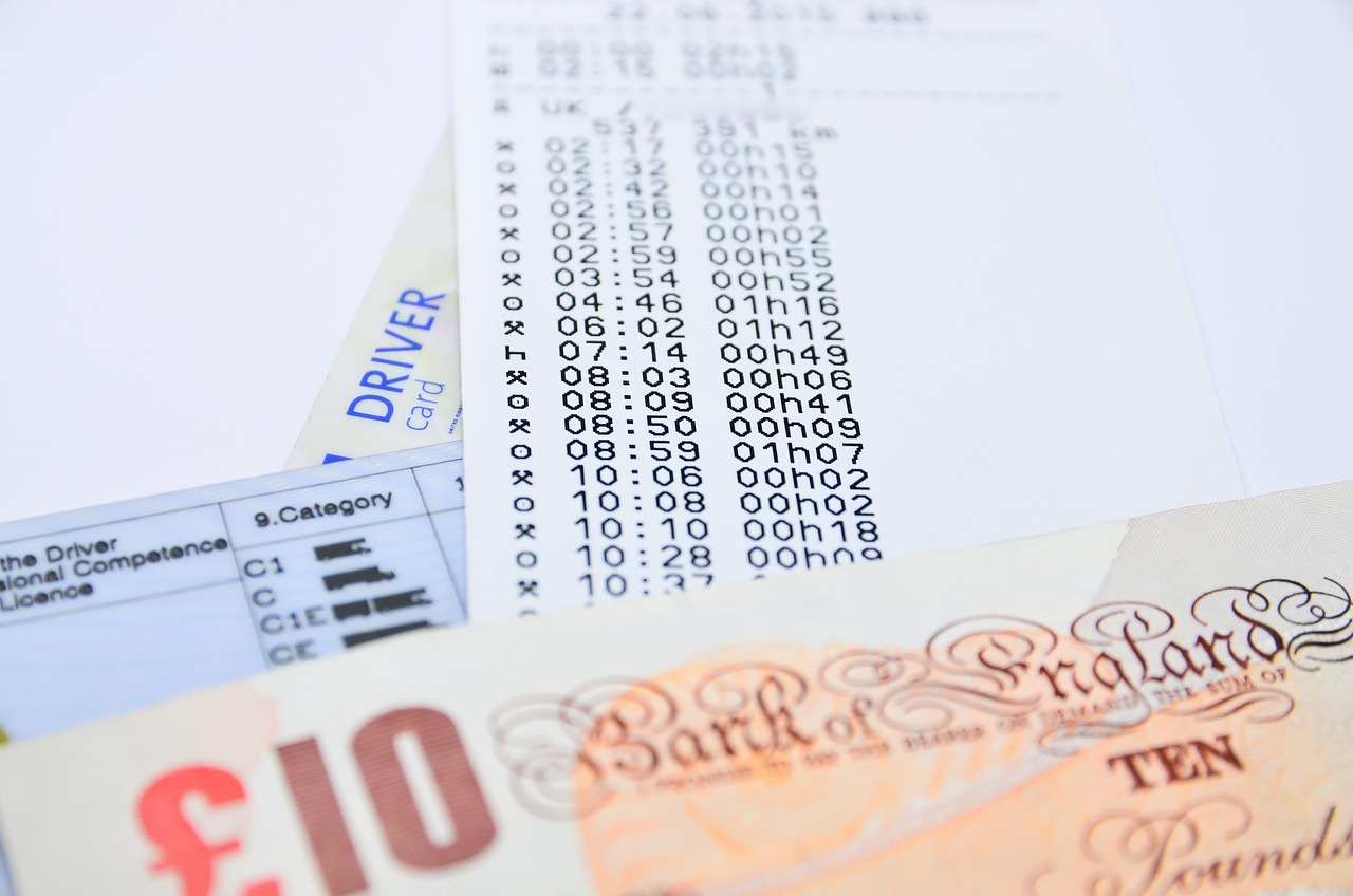 Auto parcheggiata con un avviso di multa sul parabrezza, simbolo delle multe in prescrizione.