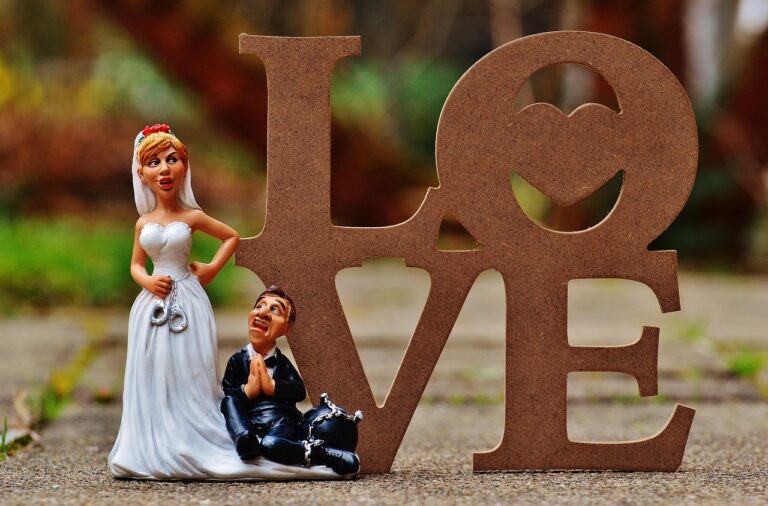 Immagine di una coppia felice che festeggia il matrimonio, simbolo del bonus matrimonio e delle detrazioni fiscali.