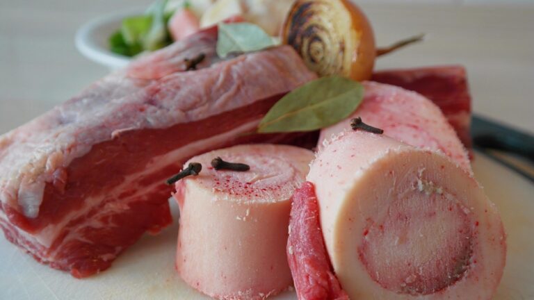 Una pentola di brodo di carne fumante con verdure fresche, pronta per essere servita.