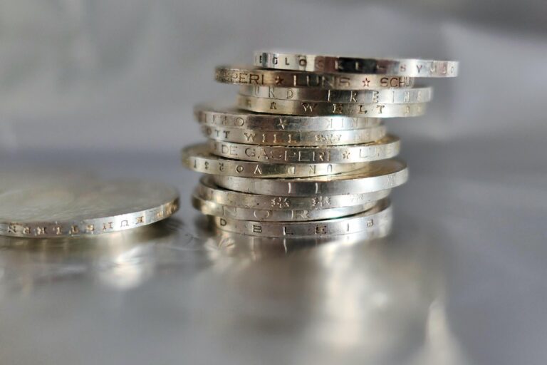 Monete d'argento Morgan Dollar, simbolo di valore collezionistico e investimento.