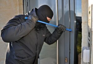 Immagine di sistemi di sicurezza: allarmi, porte blindate e telecamere per la protezione della casa.